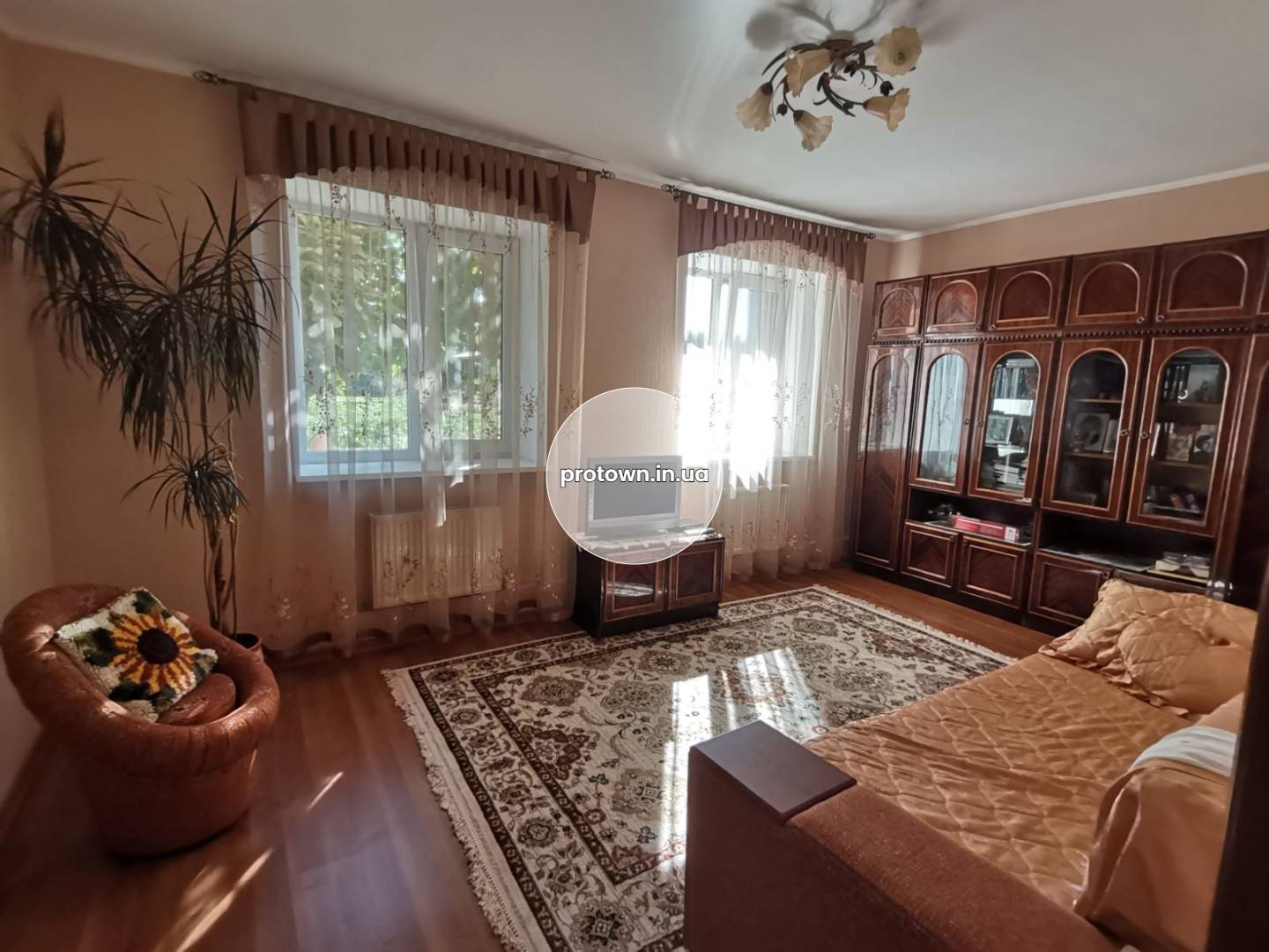 Продажа дома из красного кирпича, 17 соток. От Киева 900м